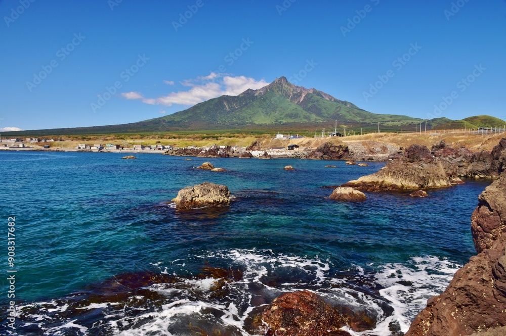 Fototapeta premium 仙法志御崎公園から望む利尻富士