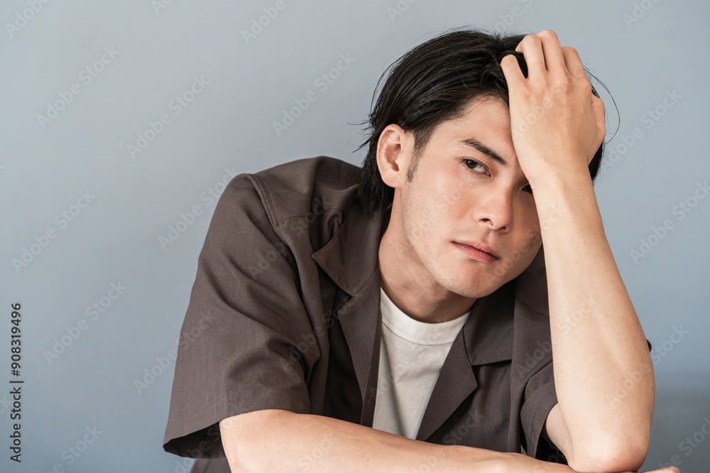 机に座る男性モデル(苦悩・落ち込む・不安・悩む・ストレス)
机に座る男性モデル(苦悩・落ち込む・不安・悩む・ストレス)