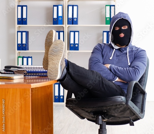 Obraz na płótnie Male thief in balaclava in the office w salonie