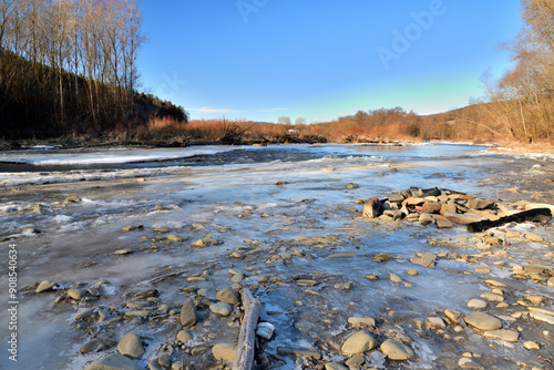 Obraz na płótnie Frozen river and Ice in the forest in winter w salonie