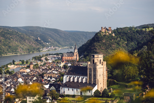 Blick auf Oberwesel mit Martinskirche, Liebfrauenkirche und Schönburg, August 2024