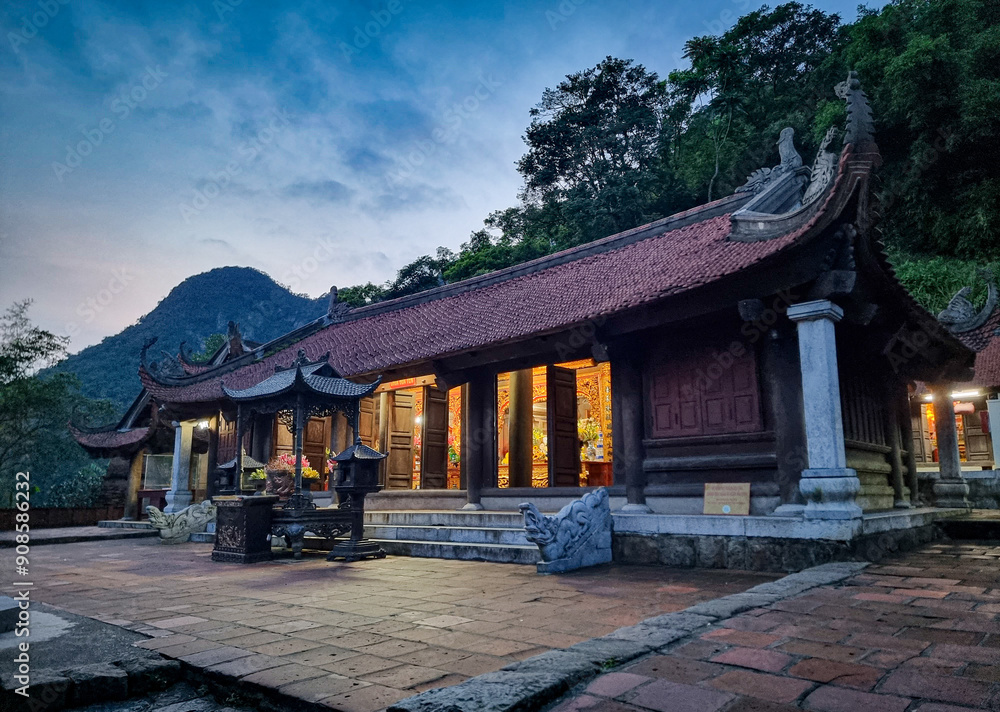 Naklejka premium vietnam yen tu quang ninh pagoda 
