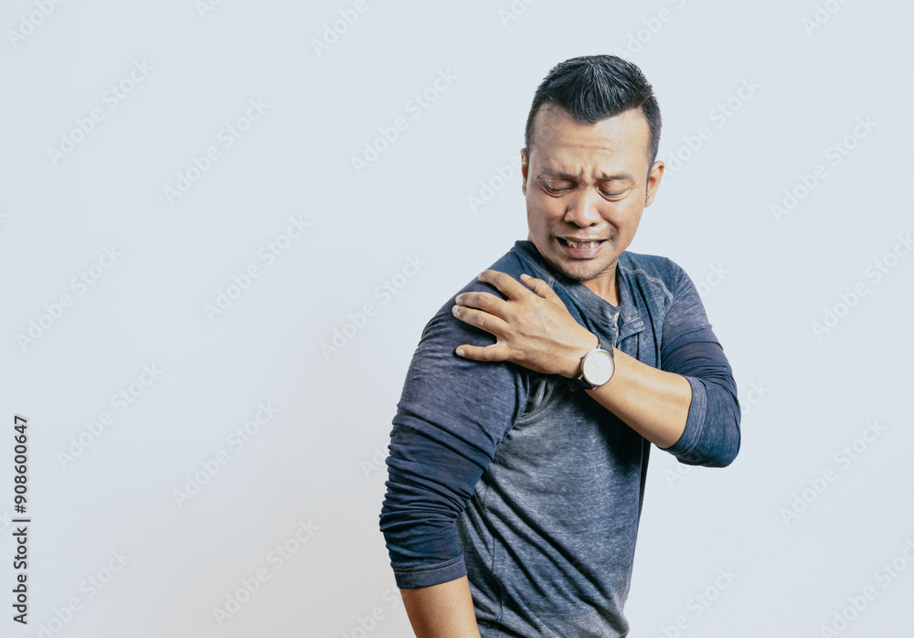 Obraz premium Asian man suffering from shoulder pain isolated on white background, Copy space for text.