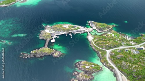 Beeindruckende und farbenfrohe Insellandschaft auf Senja neben der Kleinstadt Hamn