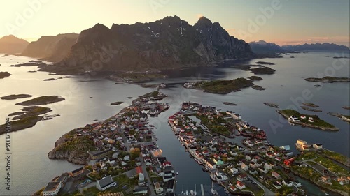 Henningsvær im goldenen Licht der Mitternachtssonne. 