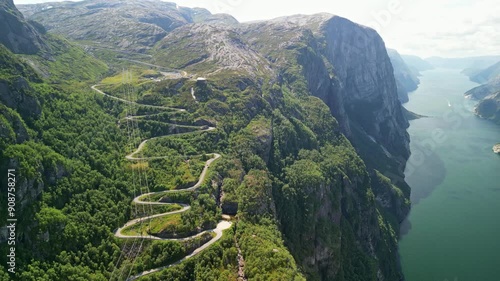 Die Sicht auf den Lysevegen und den bezaubernden Lysefjord in Norwegen
