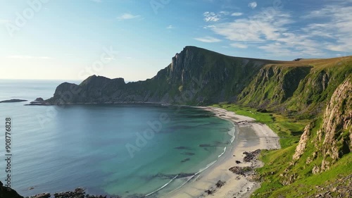 Eine atembraubende Landschaft auf Andøya, Norwegen
weißer Sandstrand, türkises klares Wasser und eine bezaubernde Bergkulisse photo