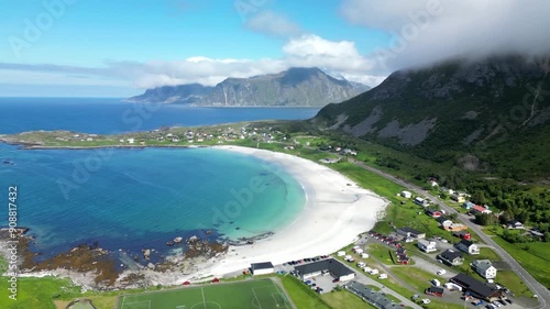 Der bezaubernde Rambergstranda auf den Lofoten in Norwegen photo