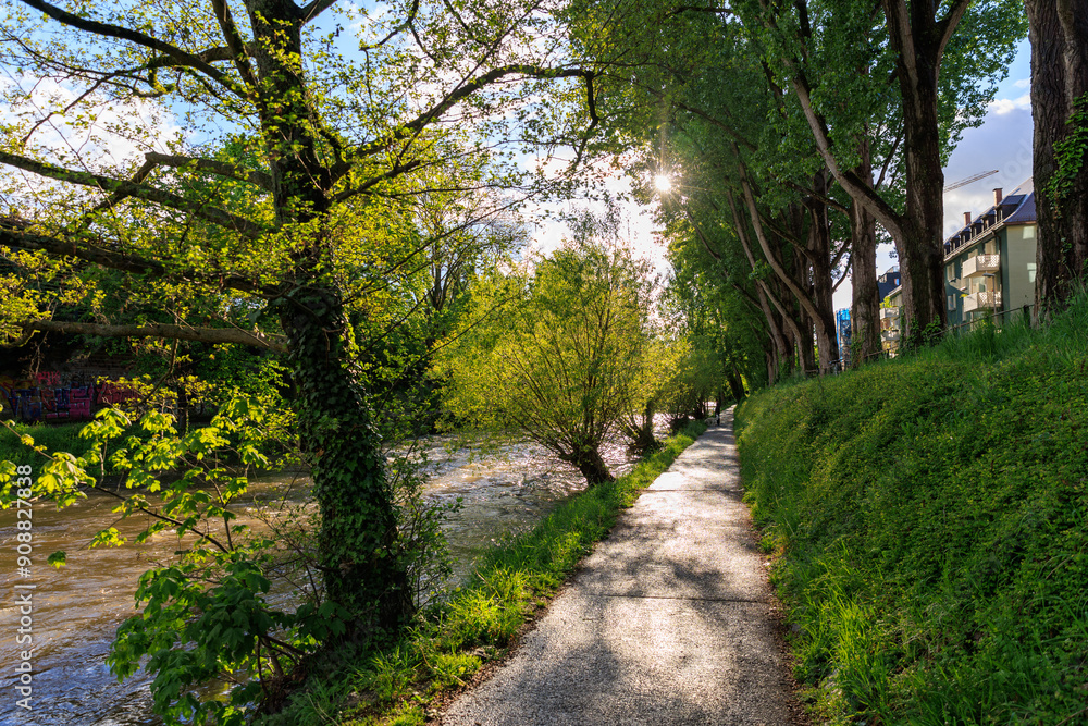 Uferweg entlang der Straße Oberau am Fluss Dreisam in Freiburg Uferweg entlang der Straße Oberau am Fluss Dreisam in Freiburg