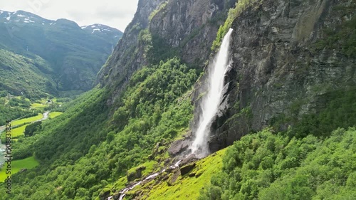 Der wunderschöne Wasserfall umgeben von Natur! Der Rjoandefossen in Norwegen photo