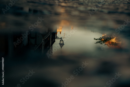 Reflexo no chão em rua antiga