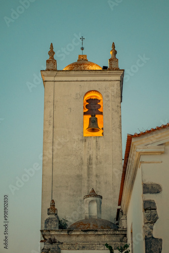 Torre de igreja católica iluminada