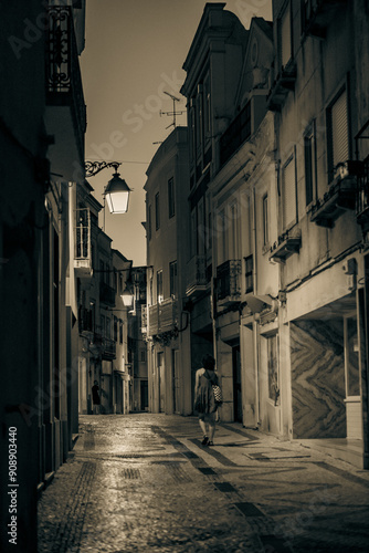 Rua antiga escura preto e branco