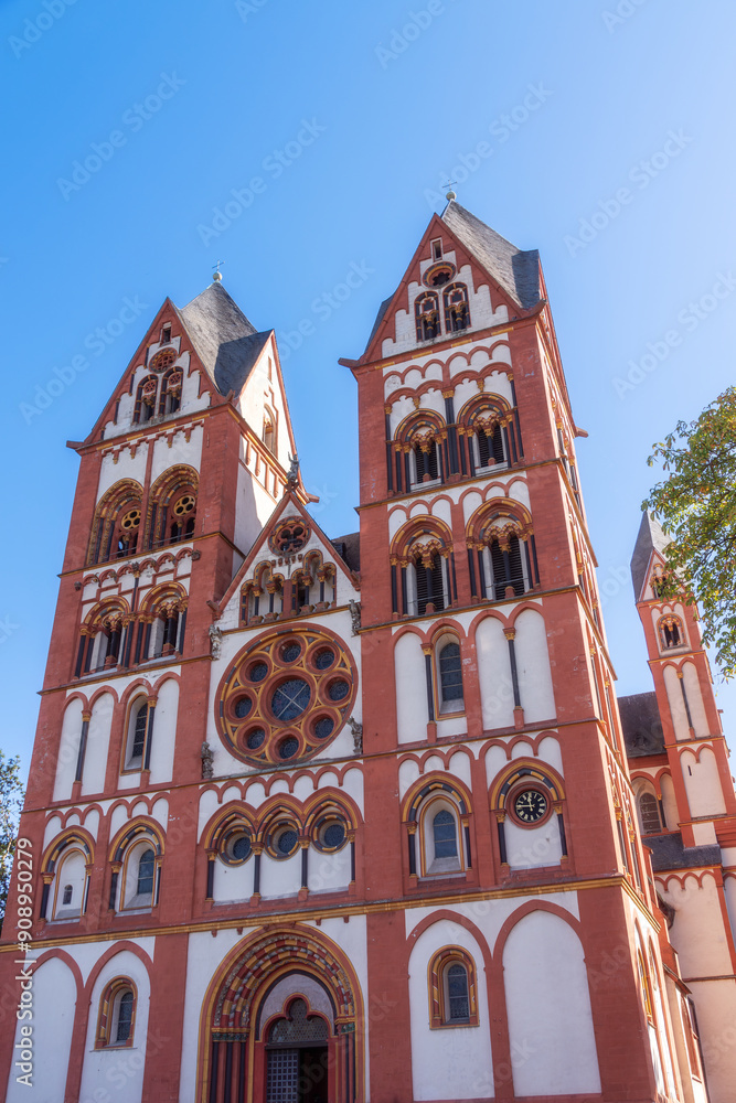 Außenansicht des Limburger Doms in der hessischen Stadt Limburg