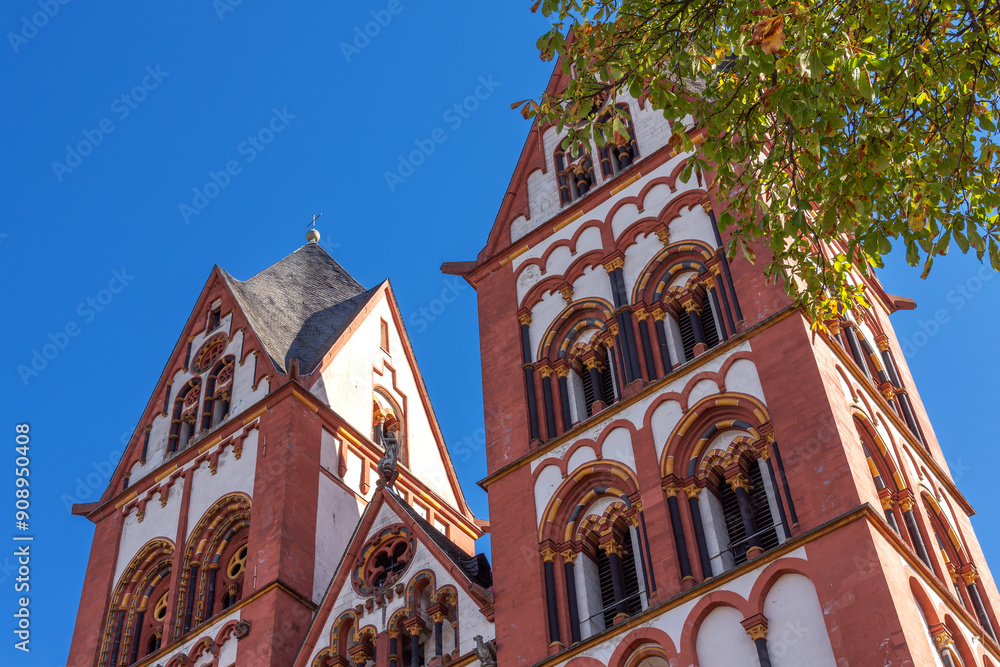 Außenansicht des Limburger Doms in der hessischen Stadt Limburg