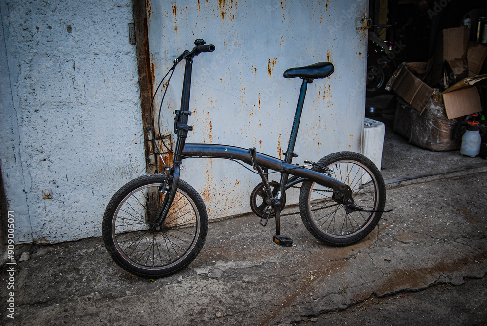 A small bicycle stands by the garage door.
This example is individually assembled from different bicycles.
A small bicycle stands by the garage door.
This example is individually assembled from different bicycles.