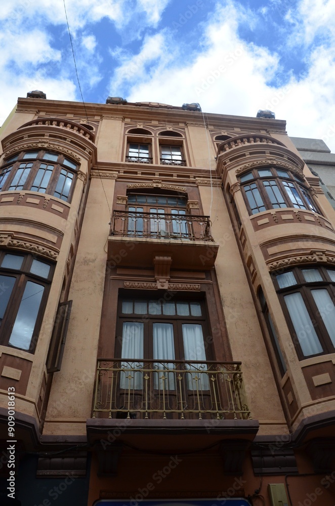 Obraz premium Facade of colonial building in the city of Santa Cruz de Tenerife