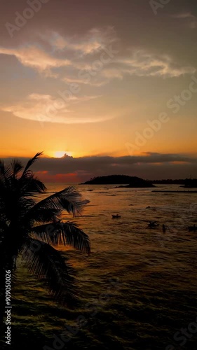 Ein magischer Sonnenuntergang am Coconut Tree Hill in Sri Lanka.