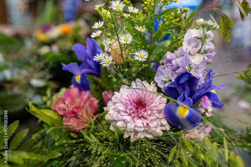 Bunter, gebundener Sommer Blumenstrauß