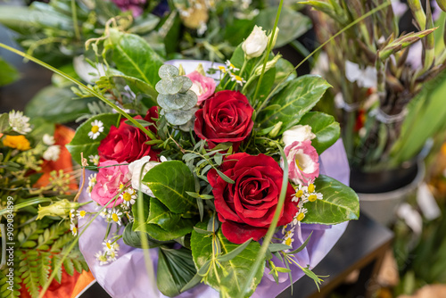 Bunter, gebundener Sommer Blumenstrauß mit roten Rosen
