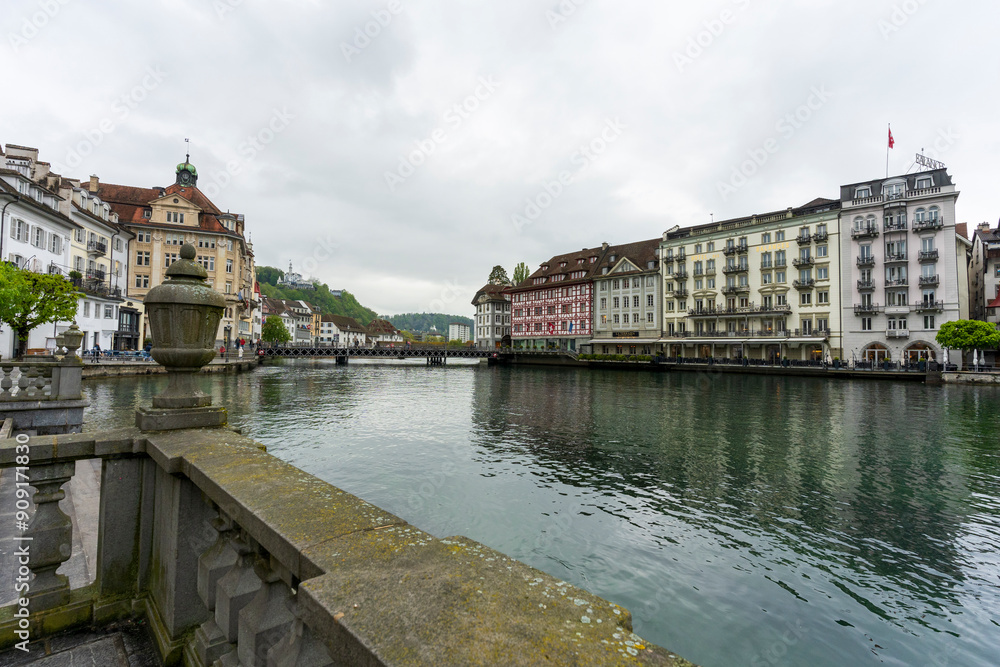 Obraz premium Beau lac et autour au centre Lucerne en Suisse