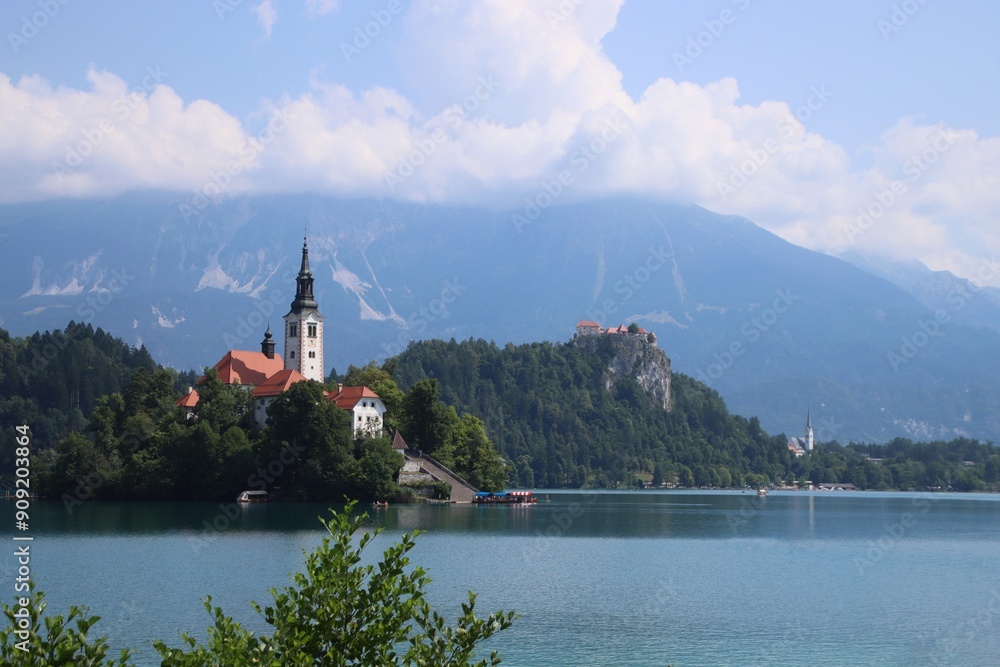 Fototapeta premium Famous lake Bled with a church in the middle