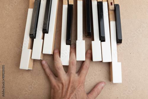 Fotografia broken piano keys musical expression