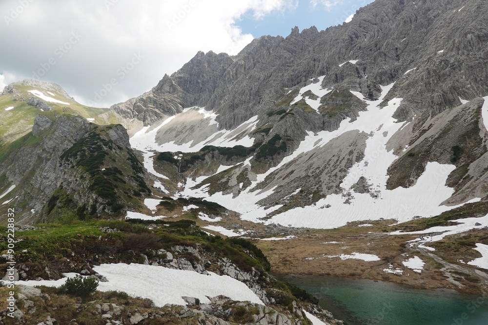 Obraz premium The mountain lake near Franz Luitpold house, the Bavarian Alps, Germany 