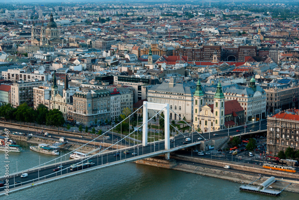 panorama Budapesztu z widokiem na mosty na Dunaju panorama Budapesztu z widokiem na mosty na Dunaju