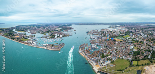 Cuadro en lienzo Portsmouth, Spinnaker Tower, port city and naval base on England’s south coast,