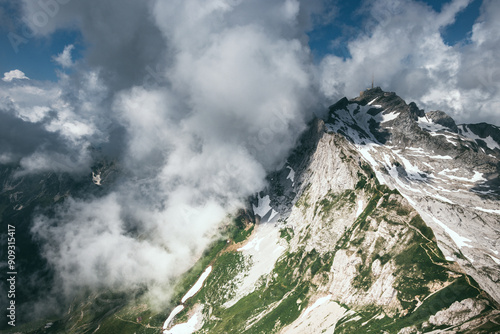 Dynamische Thermik mit aufsteigenden Wolken an einem Berg photo