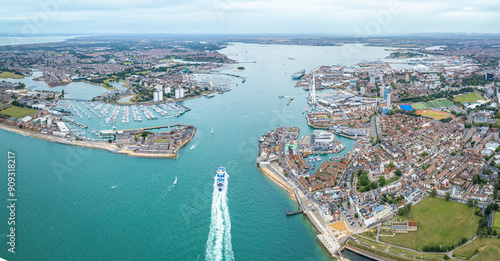 Billede på lærred Portsmouth, Spinnaker Tower, port city and naval base on England’s south coast,