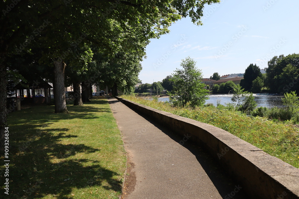 Φωτογραφία La rivière Moselle, ville de Epinal, département des Vosges, France