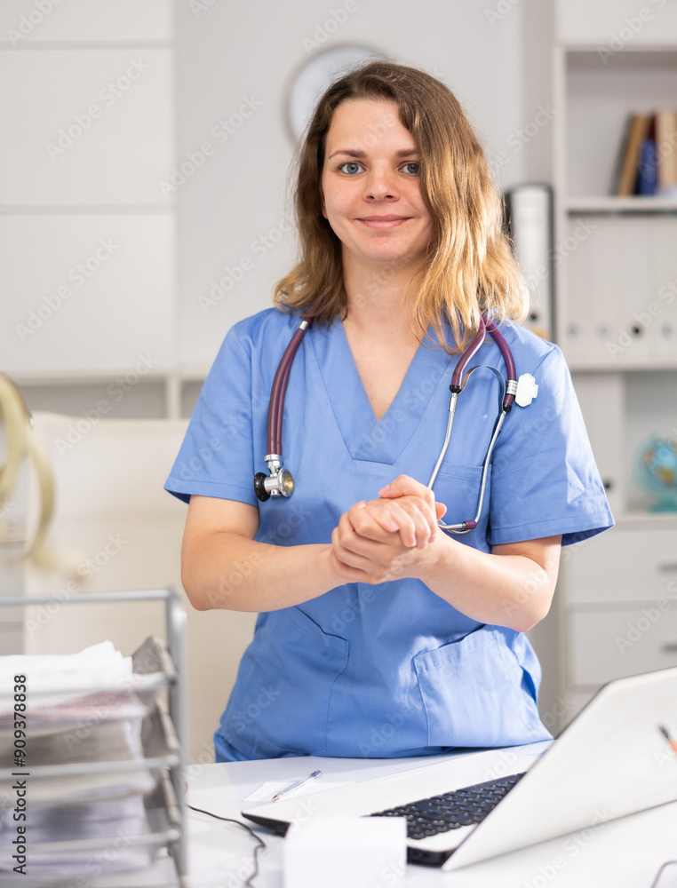 Φωτογραφία Portrait of female doctor who is working and posing on her workplace in the clinic