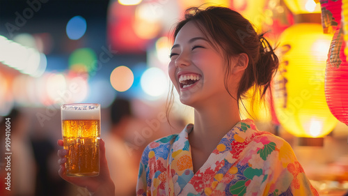 夏祭りのビールと笑顔の女性 photo