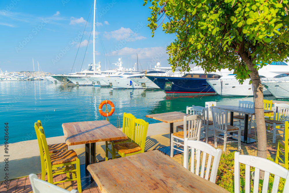 Φωτογραφία A seaside cafe along the coast of the Aegean with yachts and boats docked at Flisvos Marina, along the Athenian Riviera near Piraeus, at Palaio Faliro, Greece