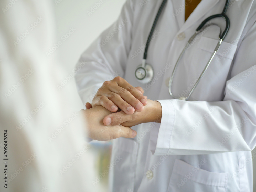 Female doctors are kind to patients. The doctor gives encouragement and confidence in treating the patient. Care and counseling in hospitals Female doctors are kind to patients. The doctor gives encouragement and confidence in treating the patient. Care and counseling in hospitals