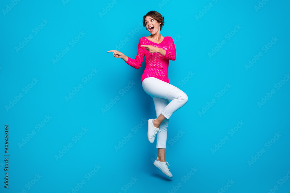 Φωτογραφία Full length photo of cool impressed lady dressed pink knitted shirt jumping show