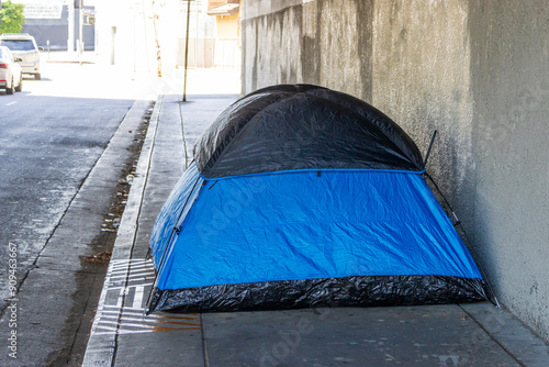 Foto A homeless encampment under a freeway overpass in Los Angeles California USA