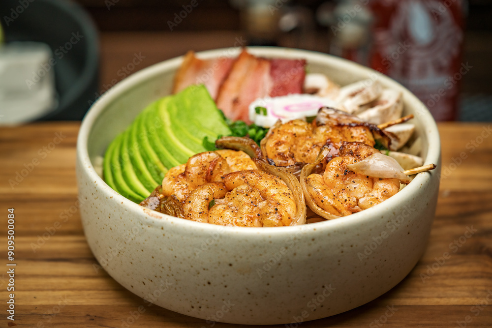 camaron guisado con arroz blanco, aguacate y verduras camaron guisado con arroz blanco, aguacate y verduras