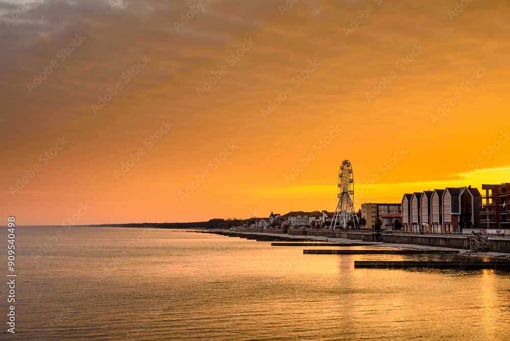 Φωτογραφία View of promenade of resort town of Zelenogradsk on the coast of Baltic sea at sunrise
