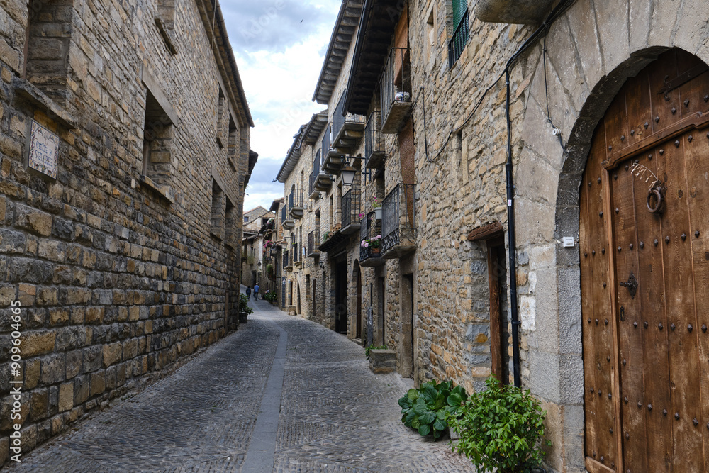 Φωτογραφία beautiful cobbled street in the old town of Ainsa, Huesca, Spain