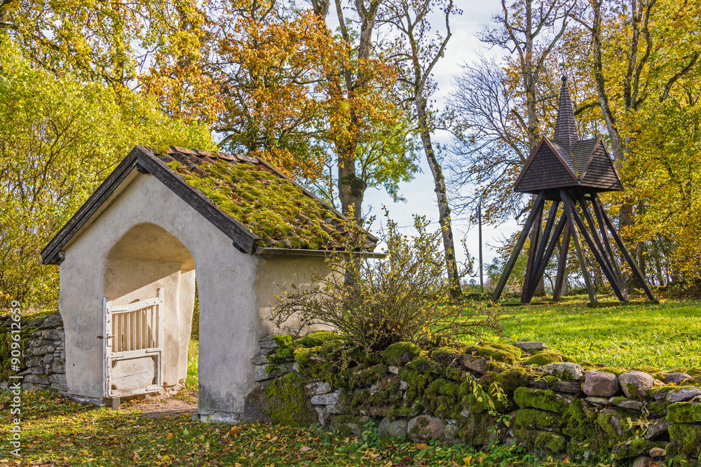 Φωτογραφία Vaulted gate to an old church ruin with a bell tower in autumn