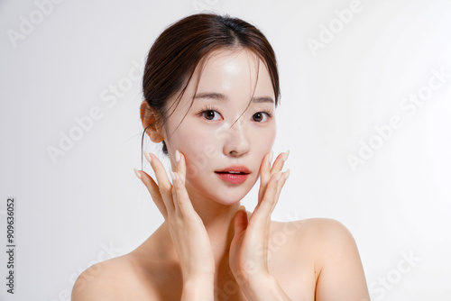美しい若い女性の美容ポートレート