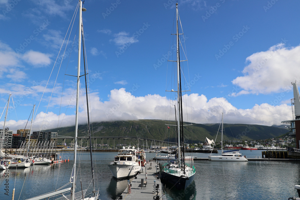 Φωτογραφία Port of the Norwegian city of Tromso with the Arctic Cathedral in the background