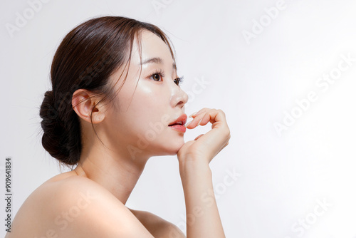 美しい若い女性の美容ポートレート