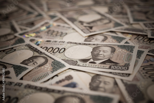 日本の新一万円札。大量の一万円札が敷き詰められている。ネガティブなイメージ。
