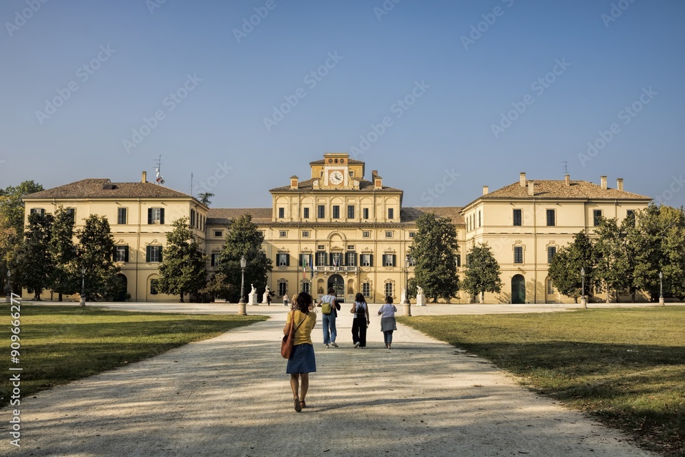 parma, italien - parco ducale am palazzo del giardino