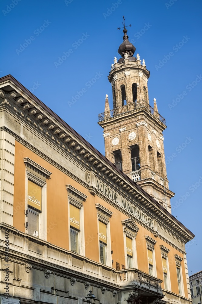 parma, italien - uhrturm der chiesa di san giovanni evangelista