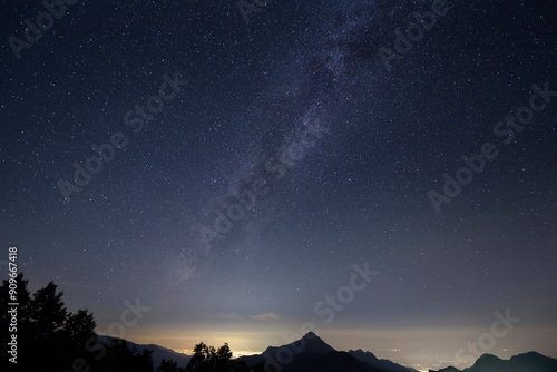 山頂から眺める街のあかりと天の川と星空